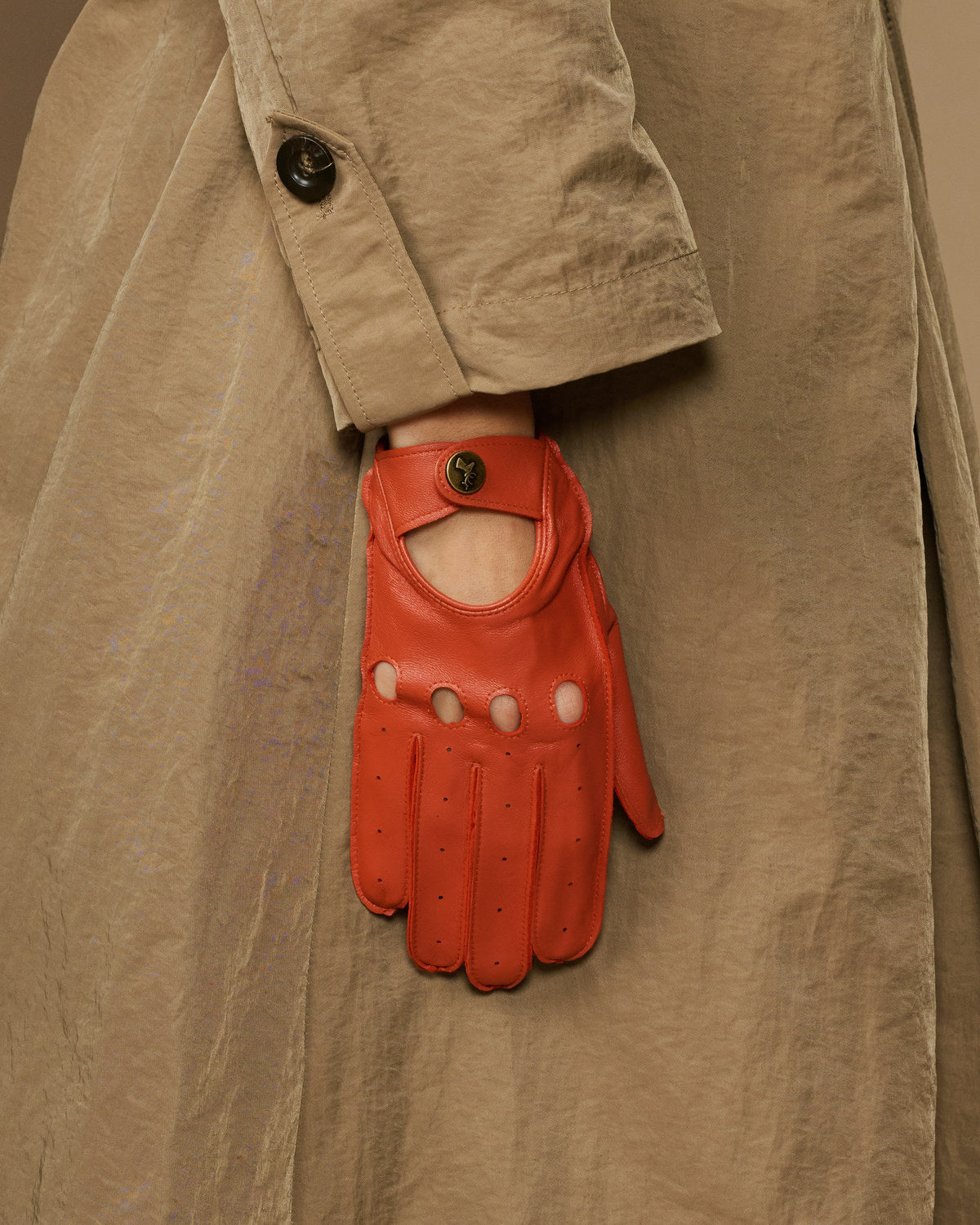 Women's orange lambskin driving gloves, touchscreen thumb cutout and snap cuff