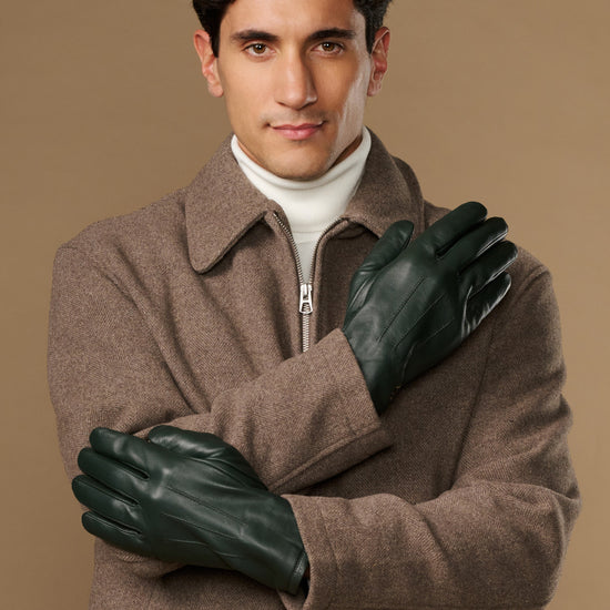 Dark green Jake sheepskin gloves with warm fleece lining, model arms crossed