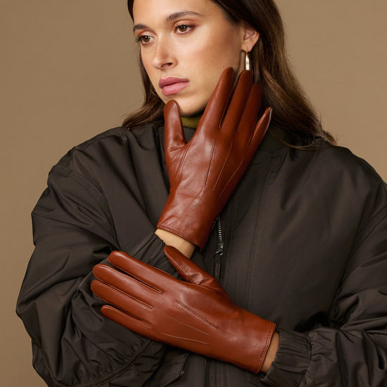 Women’s lambskin gloves in cognac brown leather with fur-lined cuffs and ribbed wrist