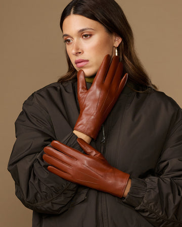 Women’s lambskin gloves in cognac brown leather with fur-lined cuffs and ribbed wrist